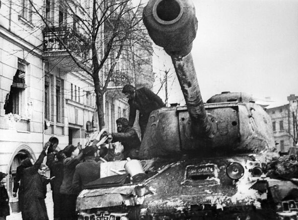 Жители города Познань приветствуют советских воинов-освободителей на ИС-2 - Sputnik Казахстан