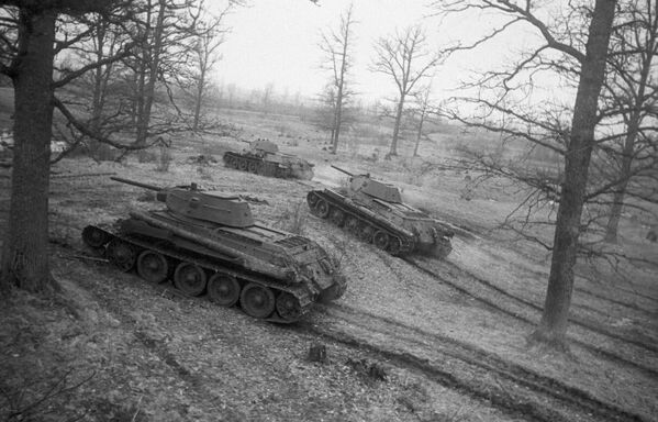 Советские танки Т-34 выходят на рубежи атаки - Sputnik Казахстан