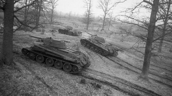 Советские танки Т-34 выходят на рубежи атаки - Sputnik Қазақстан