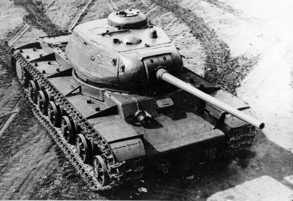 Танк КВ-85 - советский тяжелый танк периода Великой Отечественной войны - Sputnik Казахстан