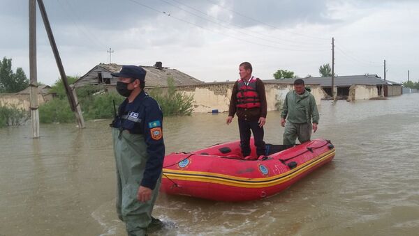 Спасатели в подтопленных поселках Мактааральском районе - Sputnik Казахстан