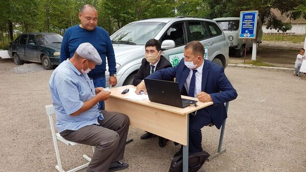 Мобильные ЦОНы оказывают помощь пострадавшим от наводнения в Туркестанской области - Sputnik Казахстан