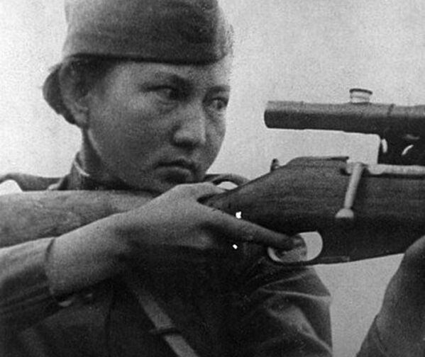 Герой Советского Союза Алия Молдагулова. В годы Великой Отечественной войны служила в 54-й отдельной стрелковой бригаде 22-й армии 2-го Прибалтийского фронта, ефрейтор. Уничтожила 78 солдат и офицеров противника. - Sputnik Казахстан