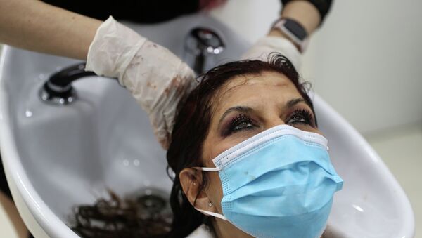 Женщина в маске в парикмахерской - Sputnik Казахстан