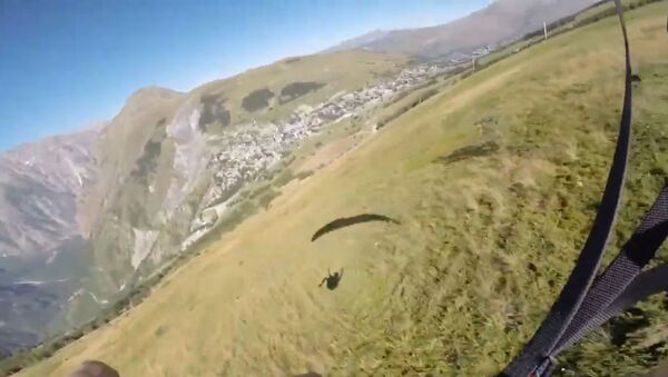 С эффектом присутствия: полет на параплане в Альпах - удивительное видео - Sputnik Казахстан
