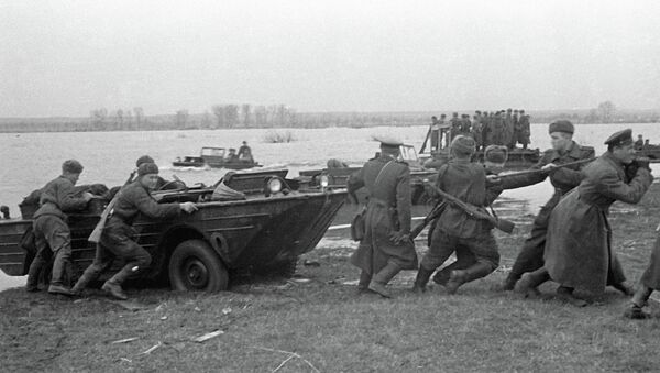 Советские части форсируют реку Одер. - Sputnik Казахстан