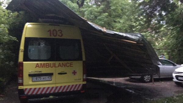 Сорванная ветром крыша упала на машину скорой помощи - Sputnik Казахстан