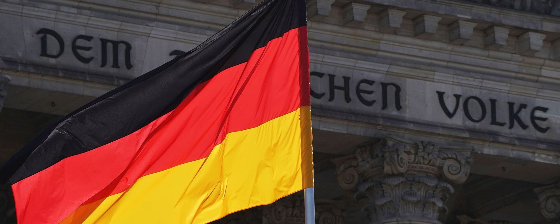 Флаг Германии у здания Рейхстага в Берлине. - Sputnik Қазақстан, 1920, 26.12.2021