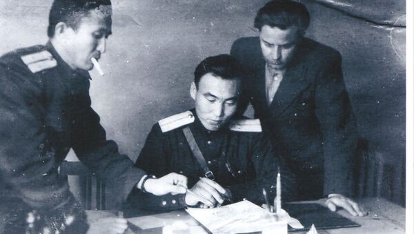 Казахстанский разведчик Пазыл Джаманбалаев (в центре фото) - Sputnik Казахстан