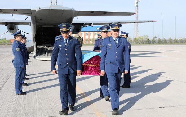 Останки погибшего в годы ВОВ воина-казахстанца доставили на Родину - Sputnik Казахстан