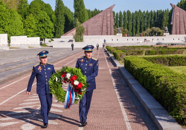 Военнослужащие во время церемонии возложения цветов и венков ко Дню Победы на территории мемориального комплекса в берлинском Трептов-парке - Sputnik Казахстан