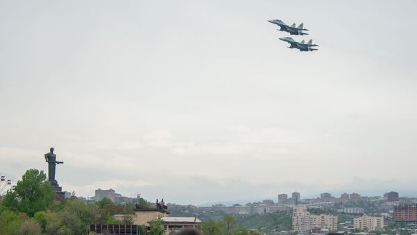 Истребители Су-30 СМ во время авиапарада в Еревaне 9 мая - Sputnik Қазақстан