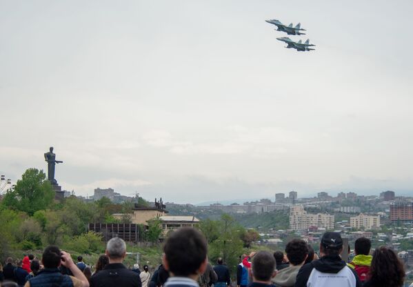 Истребители Су-30 СМ во время авиапарада в Еревaне 9 мая - Sputnik Қазақстан