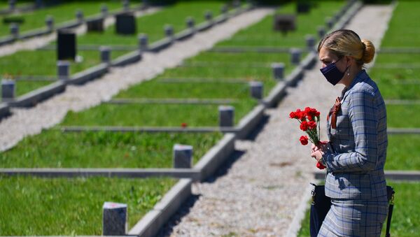 Женщина с цветами в мемориальном комплексе воинам-освободителям Варшавы - Sputnik Казахстан