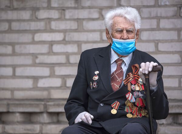 Ветеран Великой Отечественной войны во время празднования Дня Победы в Бишкеке - Sputnik Қазақстан