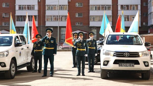 Военнослужащие поздравили ветеранов с 75-летием Победы - Sputnik Казахстан