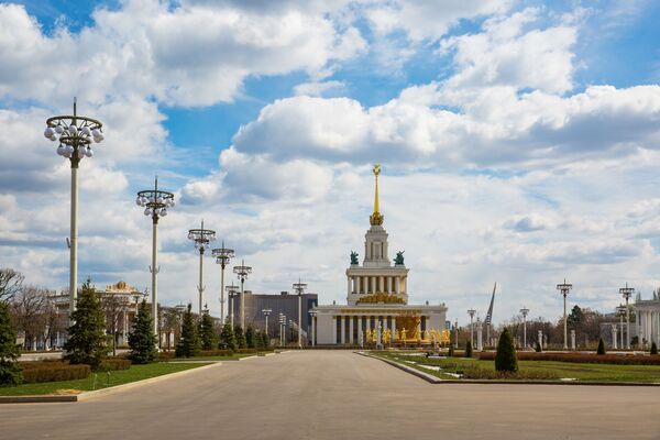 Центральная аллея и главный павильон ВДНХ в Москве - Sputnik Казахстан