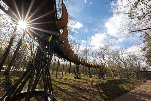 Воздушная экотропа в Ландшафтном парке ВДНХ в Москве - Sputnik Казахстан