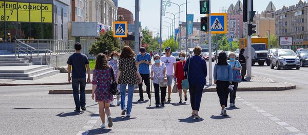 Люди в масках на пешеходном переходе в Нур-Султане Люди в масках на пешеходном переходе в Нур-Султане - Sputnik Казахстан