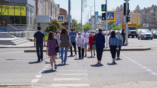 Люди в масках на пешеходном переходе в Нур-Султане - Sputnik Казахстан