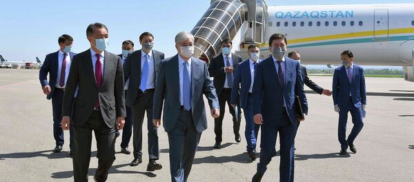Касым-Жомарт Токаев, Бакытжан Сагинтаев в аэропорту Алматы Касым-Жомарт Токаев, Бакытжан Сагинтаев в аэропорту Алматы - Sputnik Казахстан