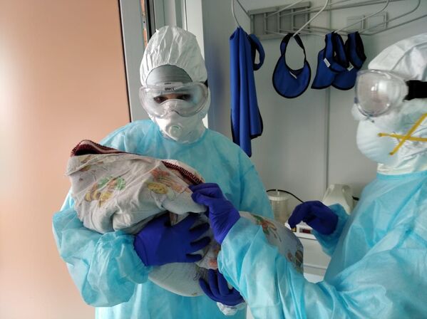 Новорожденный малыш в больнице Атырау в первые минуты жизни - Sputnik Қазақстан