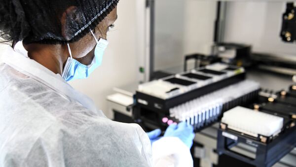 Сотрудница лаборатории проводит исследование образцов тестов на коронавирус - Sputnik Қазақстан