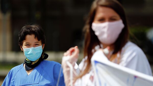 Медицинские работники в масках во дворе больницы с коронавирусом - Sputnik Қазақстан