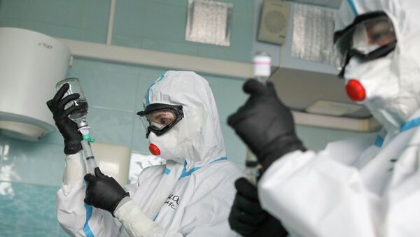 Медики в защитных костюмах готовят инъекции в больнице с коронавирусом - Sputnik Казахстан