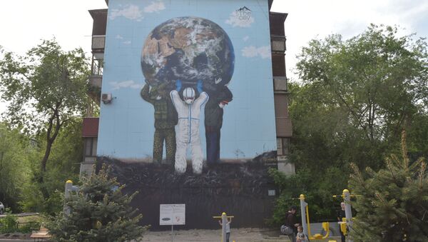 Граффити изображает медика, полицейского и военного, которые вместе держат в руках земной шар - Sputnik Казахстан