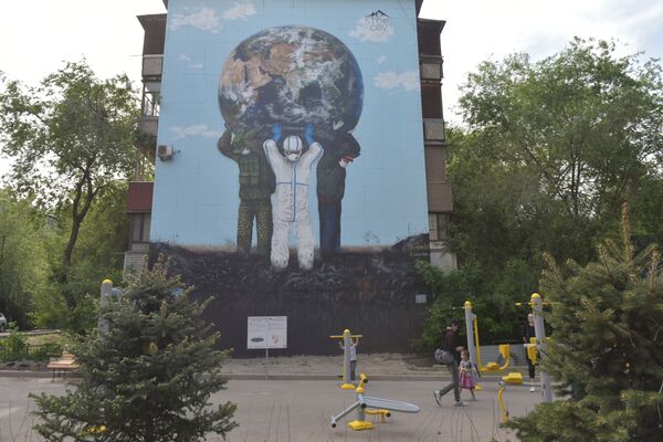 Граффити изображает медика, полицейского и военного, которые вместе держат в руках земной шар - Sputnik Қазақстан