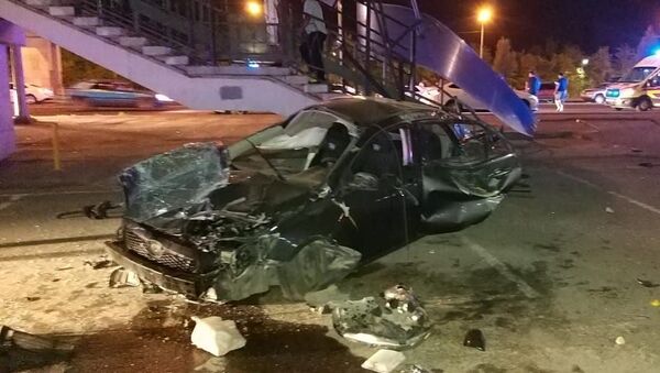Автомобиль Toyota влетела в надземный пешеходный переход - Sputnik Казахстан