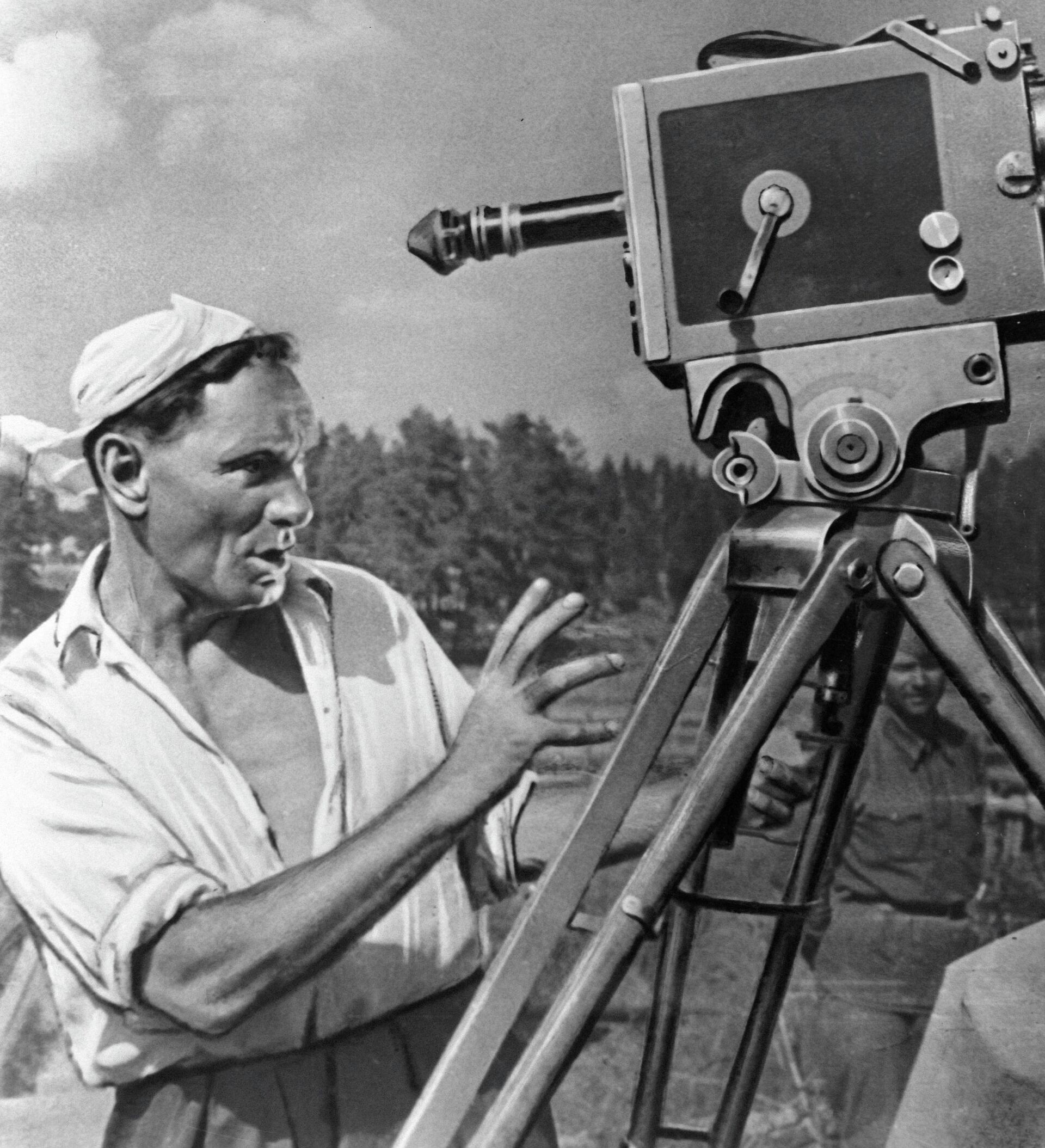 Кинорежиссер Всеволод Пудовкин во время съемки художественного фильма  - Sputnik Казахстан, 1920, 30.01.2026