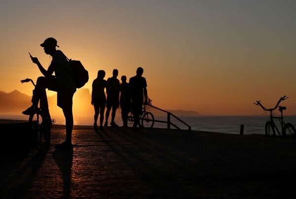 Восход солнца на пляже в Рио-де-Жанейро - Sputnik Казахстан