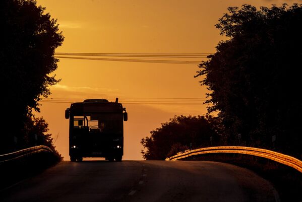 Пустой автобус на дороге во время рассвета, Франкфурт - Sputnik Казахстан