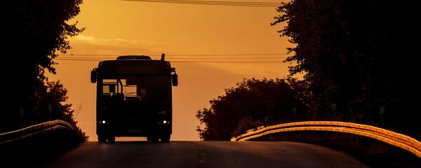 Пустой автобус на дороге во время рассвета, Франкфурт Пустой автобус на дороге во время рассвета, Франкфурт - Sputnik Казахстан