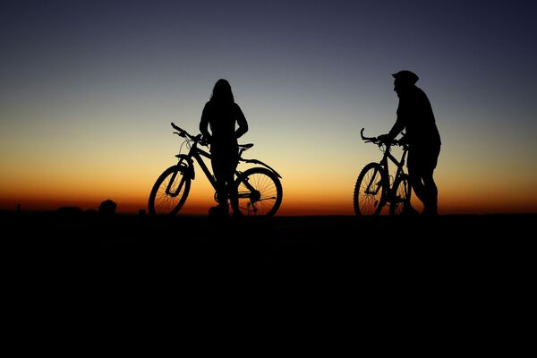 Велосипедисты во время остановки на рассвете в Мюнхене, Германия - Sputnik Казахстан