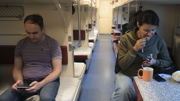 Пассажиры в поезде - Sputnik Казахстан