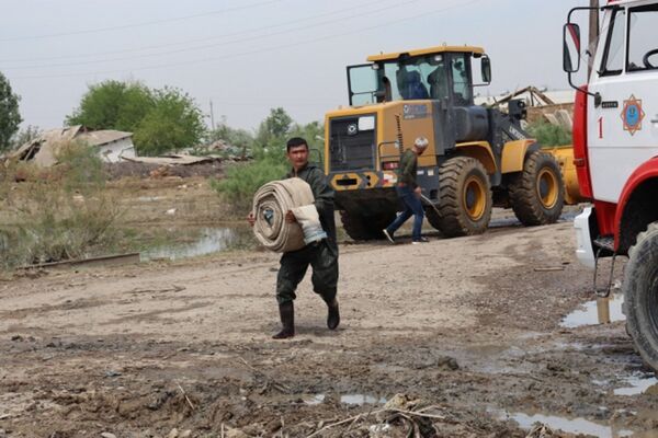 Спасатели устраняют последствия подтопления  в Мактааральском районе - Sputnik Казахстан