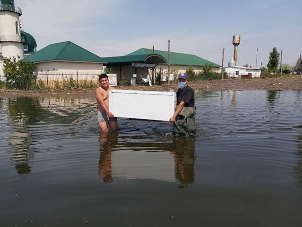 Спасатели помогают пострадавшим от наводнения в Мактааральском районе - Sputnik Казахстан