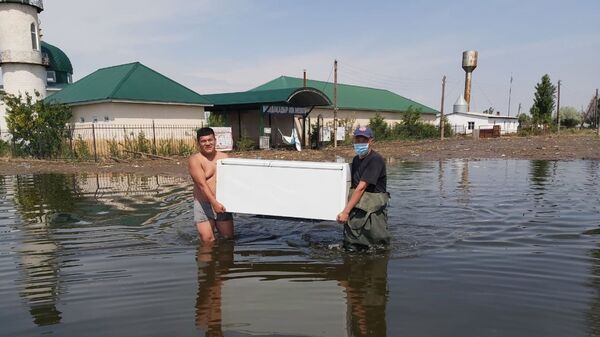 Спасатели помогают пострадавшим от наводнения в Мактааральском районе - Sputnik Казахстан