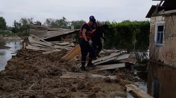 Спасатели устраняют последствия подтопления  в Мактааральском районе - Sputnik Казахстан
