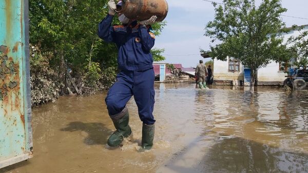 Спасатели помогают пострадавшим от подтопления в Мактааральском районе - Sputnik Қазақстан