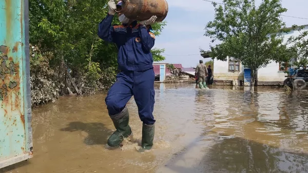 Спасатели помогают пострадавшим от подтопления в Мактааральском районе - Sputnik Казахстан