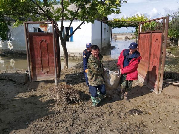 Спасатели устраняют последствия подтопления в Мактааральском районе - фото - Sputnik Казахстан