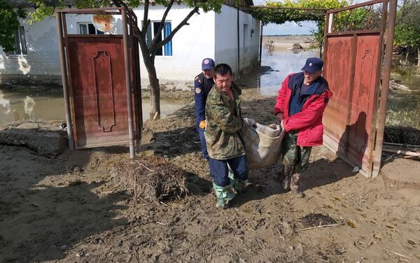 Спасатели устраняют последствия подтопления в Мактааральском районе - фото - Sputnik Казахстан
