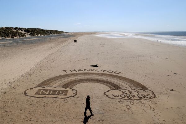 Рисунок на песке в благодарность медицинским работникам, Великобритания - Sputnik Казахстан