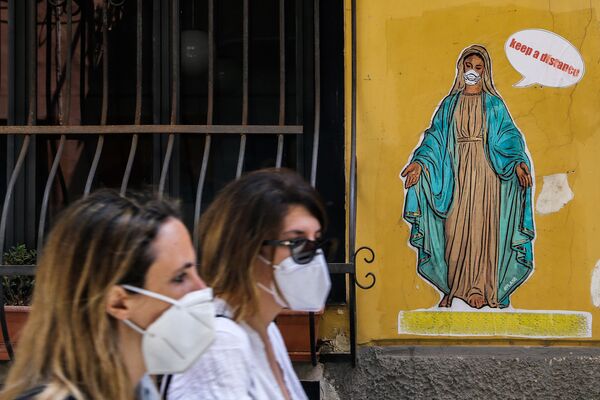 Граффити с изображением Девы Марии в защитной маске в центре Неаполя - Sputnik Казахстан