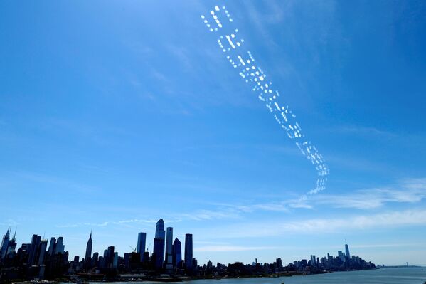 Послание работникам здравоохранения в небе над Манхэттеном - Sputnik Казахстан