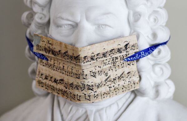 Бюст Баха с маской для лица из нот перед выставкой «Бах и Бетховен в Лейпциге, Германия - Sputnik Казахстан